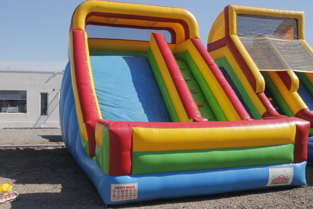 Arriendo de juegos inflable modelo Tobogan Espanol 6X4 Arca de Samuel